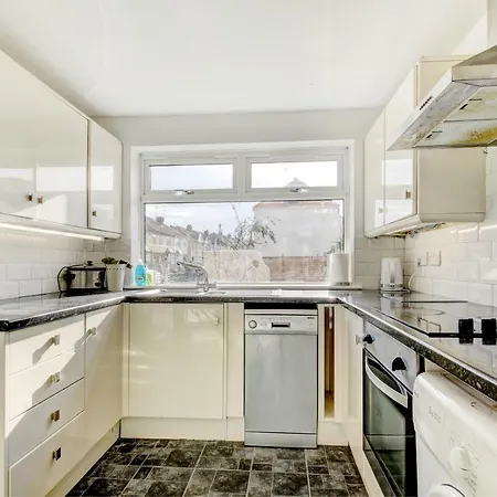 Lovely 3 Bed House In בית נופש *