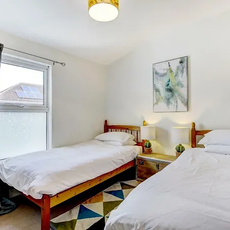 Lovely 3 Bed House In בריסטול