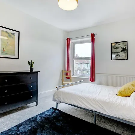 Lovely 3 Bed House In בריסטול