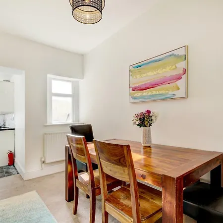 Lovely 3 Bed House In בית נופש