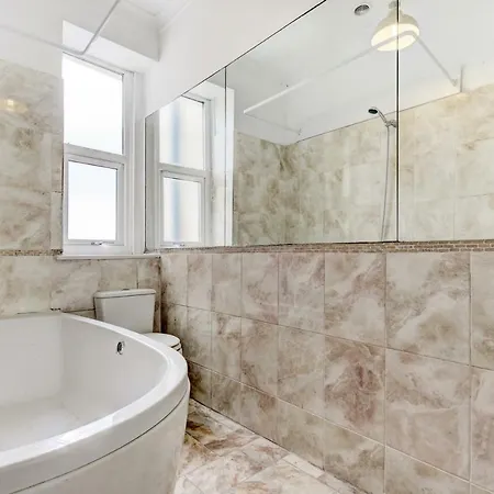 Lovely 3 Bed House In בית נופש *