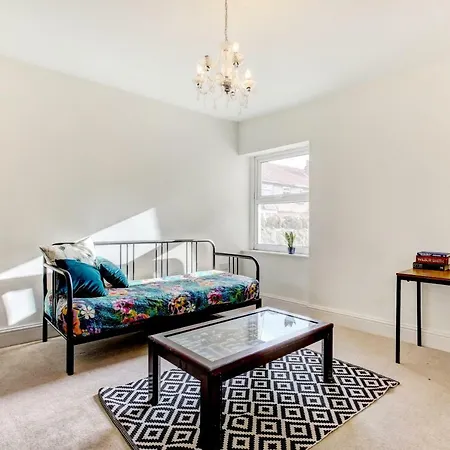 Lovely 3 Bed House In * בריסטול