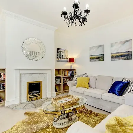Lovely 3 Bed House In Semesterbostad